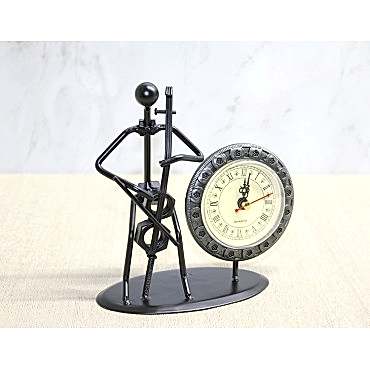 Metal Saatli Keman Çalan Müzisyen 