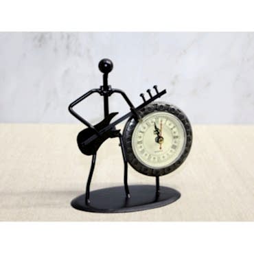 Metal Saatli Gitar Çalan Müzisyen 