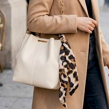 Leopar Desenli Fular Detaylı Krem Rengi Çanta 